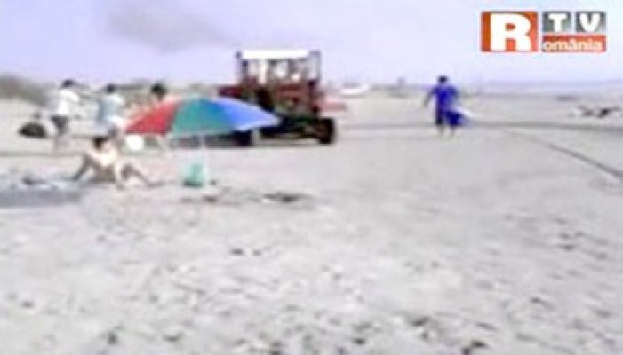 Patronul tractoristului care ara printre turişti riscă o amendă de 20.000 lei